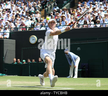 Sud Africa Kevin Anderson restituisce la sfera nella sua partita contro la Svizzera di Roger Federer negli uomini Quarti di finale del 2018 campionati di Wimbledon di Londra il 11 luglio 2018. Roger Federer sconfitto Anderson. Foto di Hugo Philpott/UPI Foto Stock