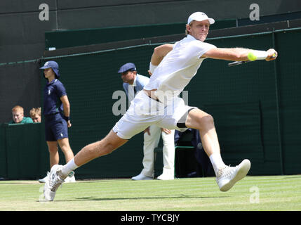 Sud Africa Kevin Anderson restituisce la sfera nella sua partita contro la Svizzera di Roger Federer negli uomini Quarti di finale del 2018 campionati di Wimbledon di Londra il 11 luglio 2018. Roger Federer sconfitto Anderson. Foto di Hugo Philpott/UPI Foto Stock