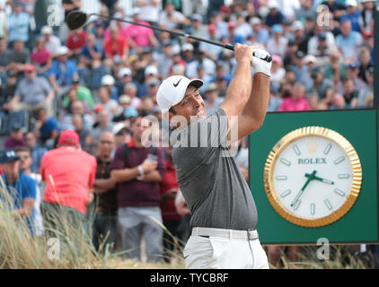 L'Italia Francesco Molinari tees off durante il round finale nel 2018 Open Golf Championships a Carnoustie in Scozia il 22 luglio 2018. Molinari ha vinto con un punteggio di 276, otto colpi sotto il par. Foto di Hugo Philpott/UPI Foto Stock