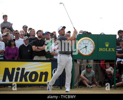 L'Italia Francesco Molinari tees off nel round finale di 2018 Open Golf Championships a Carnoustie in Scozia il 22 luglio 2018. Molinari ha vinto con un punteggio di 276, otto colpi sotto il par. Foto di Hugo Philpott/UPI Foto Stock