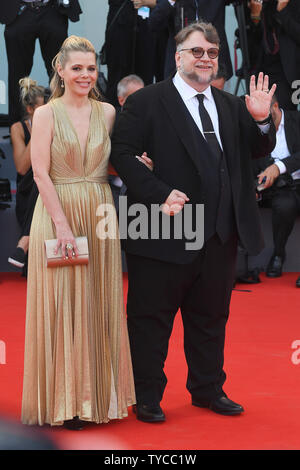 Sceneggiatore Kim Morgan e direttore messicano Guillermo del Toro assistere alla cerimonia di apertura e primo uomo Premiere durante il 75° Festival del Cinema di Venezia a Venezia il 29 agosto 2018. Foto di Paul Treadway/ UPI Foto Stock