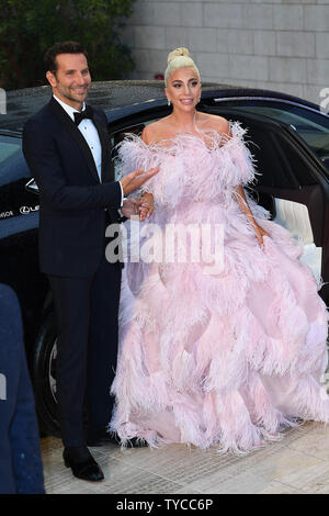 American attrice e cantante Lady Gaga e attore americano Bradley Cooper frequentare la premiere per una Stella è nato durante il 75° Festival del Cinema di Venezia a Venezia il 31 agosto 2018. Foto di Paul Treadway/ UPI Foto Stock