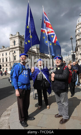 Manifestanti Brexit campagna al di fuori della sede del parlamento di Londra, 03 aprile 2019. Theresa Maggio è dovuto per avere colloqui con il leader dell'opposizione Jeremy Corbyn per darle la possibilità di fissare una trattativa Brexit prima del mese di aprile del dodicesimo o il Regno Unito andrà in crash al di fuori della Unione europea senza una trattativa. Foto di Hugo Philpott/UPI Foto Stock