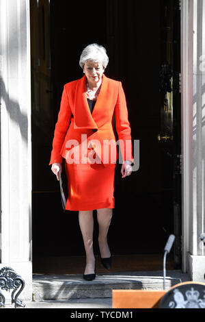 Il Primo Ministro inglese Theresa Maggio passeggiate per il podio di gara alle sue dimissioni fuori No.10 Downing St dopo mesi di continui abusi del suo partito per aver omesso di fornire Brexit in Londra, 24 maggio 2019. Foto di Hugo Philpott/UPI Foto Stock