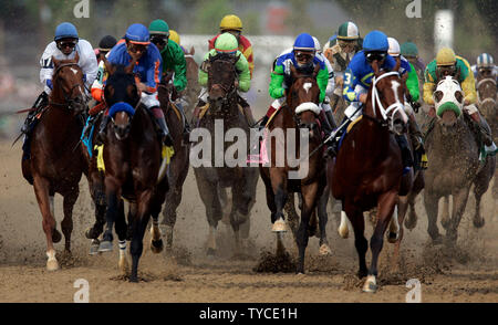 Il campo viene premuto il subito all'inizio dell'132in esecuzione del Derby del Kentucky a Churchill Downs a Louisville, KY 6 maggio 2006. Edgar Prado, centro, (8), ha vinto la gara in sella Barbaro. (UPI foto/Mark Cowan) Foto Stock