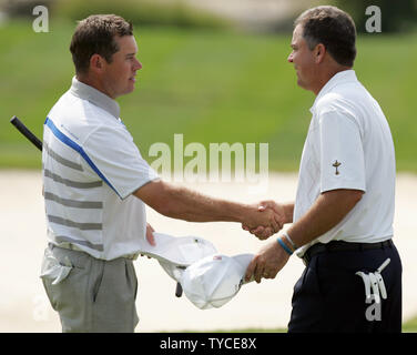 Team Europe è Lee Westwood, sinistra, dall'Inghilterra, scuote le mani con Kenny Perry, del team USA dopo la loro legatura venerdì mattina 4 corrispondere durante il primo round della Ryder Cup al Valhalla Golf Club a Louisville, Kentucky il 19 settembre 2008. (UPI foto/Mark Cowan) Foto Stock