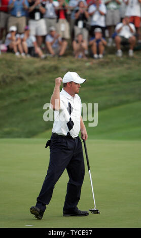 Il Team USA IL J.B. Holmes pompe il pugno dopo aver toccato in per il birdie al diciassettesimo verde nei confronti dell'Europa Lee Westwood e Soren Hansen durante quattro sfere match play nel primo round della Ryder Cup al Valhalla Golf Club a Louisville, Kentucky il 19 settembre 2008. (UPI foto/Mark Cowan) Foto Stock