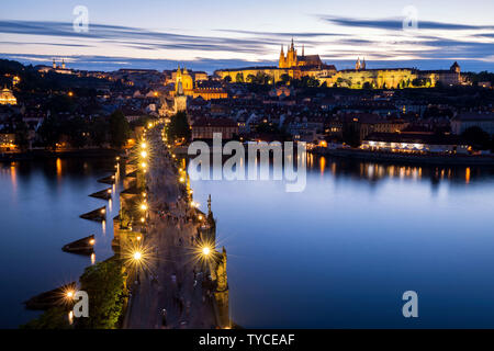 Al tramonto a Praga Repubblica Ceca, il ponte Charlie è ancora vivace. Foto Stock