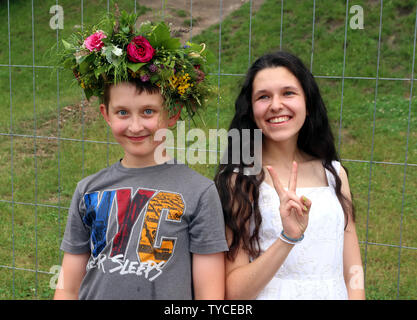 Cracovia. Cracovia. La Polonia. Le ragazze e le donne indossano corone floreali in occasione dell'annuale festival di mezza estate "ghirlande' ('Wianki' in polacco). Foto Stock