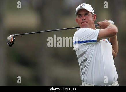 Team Europe è Lee Westwood, dall'Inghilterra, tee off il quindicesimo foro durante quattro sfere gioca match contro il Team USA nel primo round della Ryder Cup al Valhalla Golf Club a Louisville, Kentucky il 19 settembre 2008. (UPI foto/Mark Cowan) Foto Stock