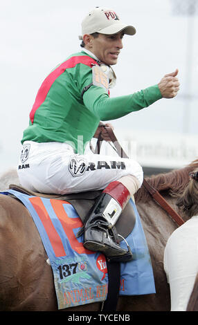 John R. Valazquez riding Regno Animale celebra vincendo la 137in esecuzione del Derby del Kentucky a Churchill Downs Louisville, nel Kentucky il 7 maggio 2010. UPI /Mark Cowan Foto Stock