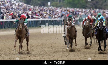 John R. Valazquez riding regno animale si rompe lontano dal campo per vincere la 137in esecuzione del Derby del Kentucky a Churchill Downs Louisville, nel Kentucky il 7 maggio 2010. UPI /Mark Cowan Foto Stock