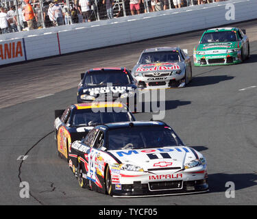 Tony Stewart (14) Le gare Jeff Burton (31) attraverso una volta durante la corsa di NASCAR Sprint Cup Series Sylvania 300 in New Hampshire Motor Speedway in Loudon, New Hampshire il 25 settembre 2011. UPI/Malcolm Speranza Foto Stock