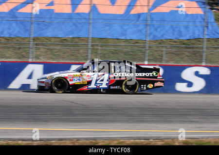 Vincitore di gara Tony Stewart gare giù il backstretch durning la corsa del NASCAR Sprint Cup Series Sylvania 300 in New Hampshire Motor Speedway in Loudon, New Hampshire il 25 settembre 2011. UPI/Malcolm Speranza Foto Stock