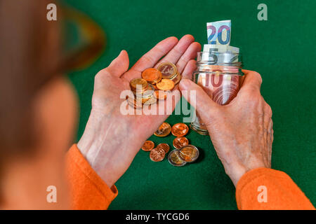 Symbolfoto, rente, Seniorin, Haende, Geld, Sparbuechse Foto Stock