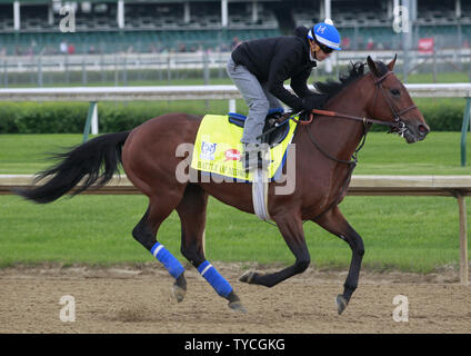 Kentucky Derby speranzoso Battaglia di Midway galoppa in pista durante la mattina presto gli allenamenti a Churchill Downs a Louisville, Kentucky, 3 maggio 2017. Trainer Jerry Hollendorfer sta preparando il suo cavallo per la 143in esecuzione del Derby del Kentucky che si terrà a Churchill Downs il 6 maggio. Foto di John Sommers II/UPI Foto Stock