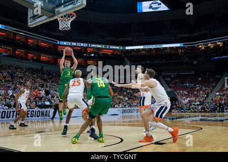 Oregon Ducks guard Payton Pritchard (3) Spara la palla durante il gioco regionale del 2019 NCAA Division I uomini torneo di basket giocato contro la Virginia Cavaliers al KFC Yum Center di Louisville, Kentucky, Marzo 28, 2019. I Cavalieri sconfitto le anatre 53-49. Foto di Bryan Woolston/UPI Foto Stock