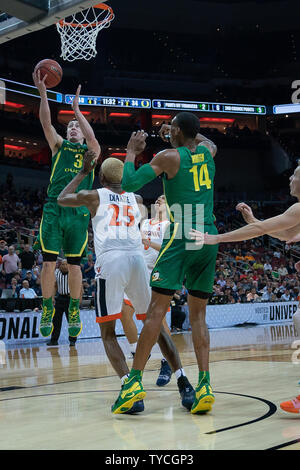 Oregon Ducks guard Payton Pritchard (3) Spara la palla durante il gioco regionale del 2019 NCAA Division I uomini torneo di basket giocato contro la Virginia Cavaliers al KFC Yum Center di Louisville, Kentucky, Marzo 28, 2019. Foto di Bryan Woolston/UPI Foto Stock