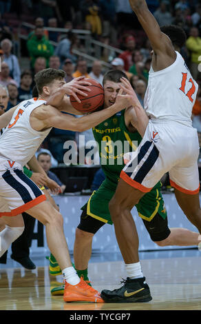 Oregon Ducks guard Payton Pritchard (3) collide con la Virginia Cavaliers guard De' Andre Hunter (12) e guard Kyle Guy (5) durante il gioco regionale del 2019 NCAA Division I di pallacanestro degli uomini di torneo di KFC Yum Center di Louisville, Kentucky, Marzo 28, 2019. I Cavalieri sconfitto le anatre 53-49. Foto di Bryan Woolston/UPI Foto Stock