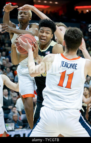 Purdue Boilermakers guard Nojel orientale (20) collide con la Virginia Cavaliers guard Ty Jerome (11) durante la finale regionale di 2019 NCAA Division I di pallacanestro degli uomini di torneo di KFC Yum Center di Louisville, Kentucky, 30 marzo 2019. Virginia sconfitto Purdue 80-75 in lavoro straordinario per vincere il Sud Campionato Regionale. Foto di Bryan Woolston/UPI Foto Stock