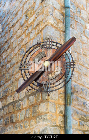 Orologio a muro, Budva città vecchia, Montenegro Foto Stock