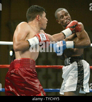 Top rated peso piuma Phillip Payne (destra) di San Louis MO, viene attaccato dal titolo challenger Juan Ruiz di Newhall CA, che ha vinto una decisione rotonda 10 a Orleans Hotel e Casinò di Las Vegas in Nevada, Ottobre 18, 2003. (UPI/Roger Williams) Foto Stock