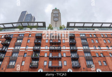 L'iconico art-deco OXO tower, south bank, Southwark, Londra SE1 con appartamenti e il balcone che si affaccia sul Fiume Tamigi in OXO Tower Wharf Foto Stock