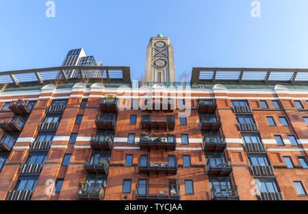 L'iconico art-deco OXO tower, OXO Tower Wharf, South Bank sul Fiume Tamigi Emabankment, Southwark, Londra SE1 in una giornata di sole con cielo blu Foto Stock