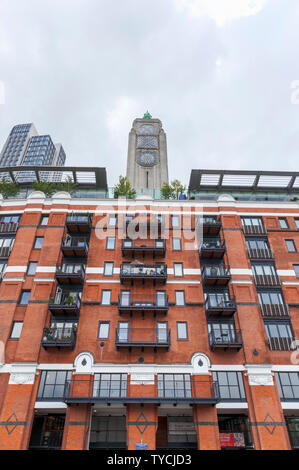 L'iconico art-deco OXO tower, south bank, Southwark, Londra SE1 con appartamenti e il balcone che si affaccia sul Fiume Tamigi in OXO Tower Wharf Foto Stock