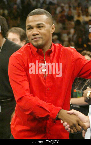 Ex più pugilato campione Tito Trinidad di Puerto Rico alla luce Jones-Tarver Heavyweight Championship lotta al Mandalay Bay di Las Vegas, 15 maggio 2004. La lotta è stata vinta da Antonio Tarver con un 2° round KO. (UPI foto/Roger Williams) Foto Stock