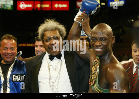 Ex Pesi Mediomassimi campione Antonio Tarver di Orlando FL., con Don King, KO'd Champion Roy Jones Jr a 1:41 del 2° round della loro rivincita al Mandalay Bay di Las Vegas Nevada, 15 maggio 2004,in un grande sconvolto. (UPI foto/Roger Williams) Foto Stock