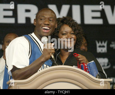 Ex Pesi Mediomassimi campione Antonio Tarver di Orlando FL., KO'd Champion Roy Jones Jr a 1:41 del 2° round della loro rivincita al Mandalay Bay di Las Vegas in Nevada, Maggio 15, 2004 in un grande sconvolto. Tarver celebra qui con sua madre. (UPI foto/Roger Williams) Foto Stock