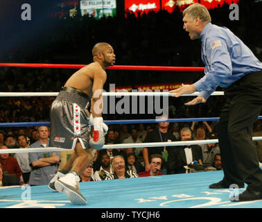 Ex Pesi Mediomassimi campione Antonio Tarver di Orlando FL., KO'd Champion Roy Jones Jr., considerato il miglior lottatore in tutti il pugilato, a 1:41 del 2° round della loro rivincita al Mandalay Bay di Las Vegas in Nevada, 15 maggio 2004.,in un shocker che sconvolge l'intero mondo di inscatolamento. (UPI foto/Roger Williams) Foto Stock