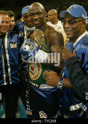 Ex Pesi Mediomassimi campione Antonio Tarver di Orlando FL., KO'd Champion Roy Jones Jr., a 1:41 del 2° round della loro rivincita al Mandalay Bay di Las Vegas in Nevada, Maggio 15, 2004 in un grande sconvolto. (UPI foto/Roger Williams) Foto Stock