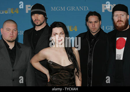 Il gruppo di canto evanescenza e Amy Lee arrivano al 2004 Billboard Music Awards a MGM di Las Vegas, 8 dicembre 2004. (UPI foto/Roger Williams) Foto Stock