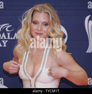 CSI Miami's Emily Procter assiste il quarantesimo Accademia annuale dei premi di musica country al Mandalay Bay Resort and Casino di Las Vegas in Nevada, il 17 maggio 2005. (UPI foto/Roger Williams) Foto Stock