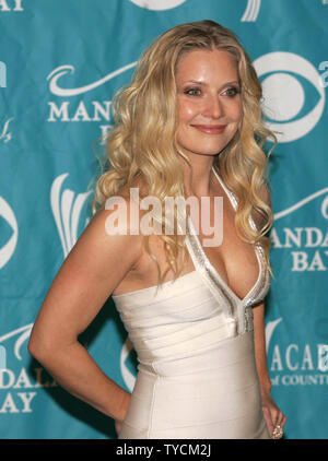 CSI Miami's Emily Procter assiste il quarantesimo Accademia annuale dei premi di musica country al Mandalay Bay Resort and Casino di Las Vegas in Nevada, il 17 maggio 2005. (UPI foto/Roger Williams) Foto Stock