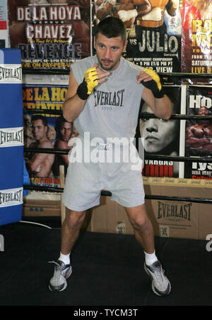 Ex il due volte campione del mondo e argento olimpico medaglia Wayne 'Pocket Rocket' McCullough di Belfast, Irlanda, treni nella sua palestra il 26 giugno 2005. Egli si sta preparando per un imminente titolo di lotta contro Jr. campione del peso piuma Oscar 'Chololo' Larios del Messico sulla luglio 16, 2005, al Mandalay Bay di Las Vegas NV. (UPI foto/Roger Williams) Foto Stock