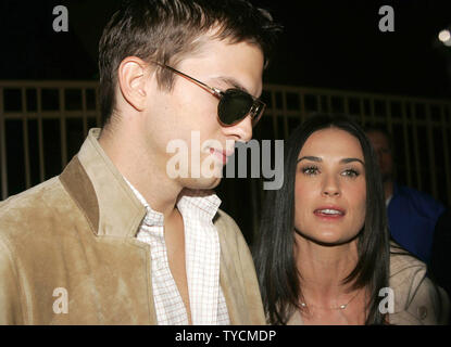 Demi Moore e il marito Ashton Kutcher appaiono all'uBid.com Celebrity asta per raccogliere fondi a beneficio alle vittime dell uragano in Las Vegas NV di Ottobre 15, 2005. (UPI foto/Roger Williams) Foto Stock