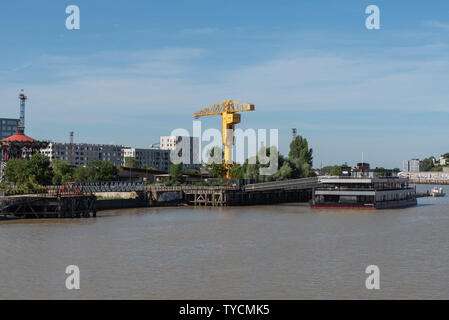 La Titan Crane nella distanza si trova lungo il fiume Loira è un residuo di un ricco passato industriale, Nantes, Loire-Atlantique, Francia. Foto Stock