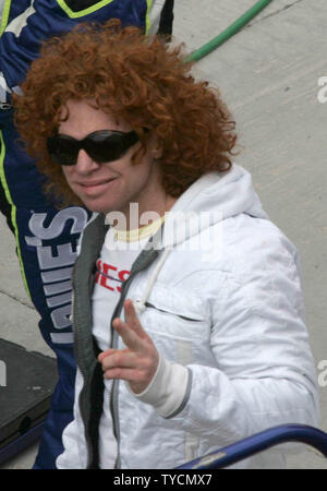 Scott "carota Top' Thompson attende l'inizio della UAW-CHRYSLER NASCAR corsa a Las Vegas Motor Speedway Marzo 12, 2006 a Las Vegas, Nevada. (UPI foto/Roger Williams) Foto Stock