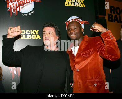 Sylvester Stallone (L) e Pesi Mediomassimi campione Antonio Tarver frequentare il premier per il film "Rocky Balboa' di Las Vegas su dicembre 20, 2006. (UPI foto/Roger Williams) Foto Stock