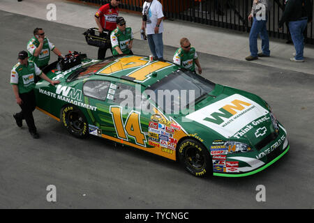 Race Driver auto Sterling Marlin è spinto indietro verso il garage area dopo problemi sulla pista durante le qualifiche di giri al Las Vegas Motor Speedway il 9 marzo 2007, in preparazione per la UAW-CHRYSLER NASCAR gara che si terrà domenica 11 marzo, 2007. (UPI foto/Roger Williams) Foto Stock