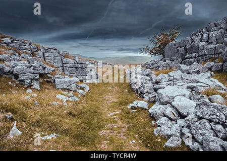 Hikking in Austwick vicino a stabilirsi nel Yorkshire Dales Foto Stock