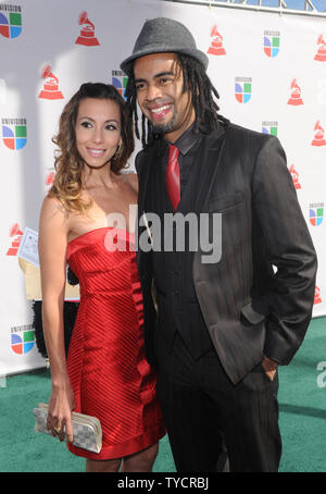 Tania Khalill Jair Oliveira arriva alla decima edizione Latin Grammy Awards di Las Vegas, Nevada, il 5 novembre 2009. UPI/Jim Ruymen Foto Stock