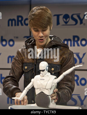 Justin Bieber gioca con mRobo Ultra Bass altoparlanti portatili e dancing robot al TOSY Robotics stand al 2012 International CES, una fiera di elettronica di consumo presso il Centro Congressi di Las Vegas, Nevada il 11 gennaio, 2012. TOSY Robotics JSC è basata ad Hanoi, Vietnam. UPI/Terry Schmitt Foto Stock