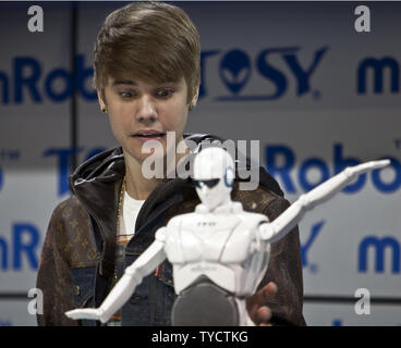 Justin Bieber reagisce a mRobo Ultra Bass altoparlanti portatili e dancing robot al TOSY Robotics stand al 2012 International CES, una fiera di elettronica di consumo presso il Centro Congressi di Las Vegas, Nevada il 11 gennaio, 2012. TOSY Robotics JSC è basata ad Hanoi, Vietnam. UPI/Terry Schmitt Foto Stock