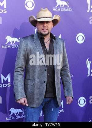 Il cantante Jason Aldean arriva al quarantasettesimo Accademia annuale dei premi di musica country alla MGM Hotel in Las Vegas, Nevada, il 1 aprile 2012. UPI/Jim Ruymen Foto Stock