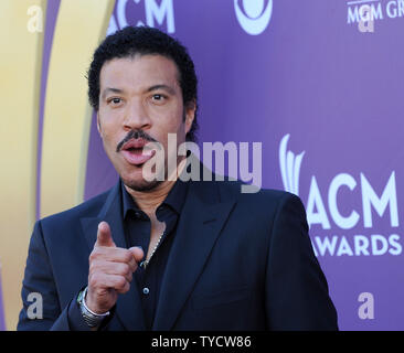 Il cantante Lionel Richie arriva al quarantasettesimo Accademia annuale dei premi di musica country alla MGM Hotel in Las Vegas, Nevada, il 1 aprile 2012. UPI/Jim Ruymen Foto Stock