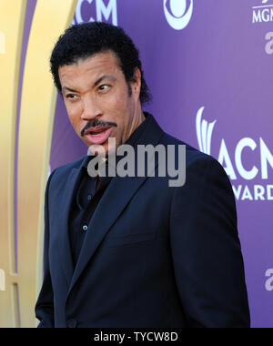 Il cantante Lionel Richie arriva al quarantasettesimo Accademia annuale dei premi di musica country alla MGM Hotel in Las Vegas, Nevada, il 1 aprile 2012. UPI/Jim Ruymen Foto Stock